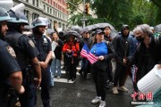 清远美国多地举行“没有国王”抗议活动